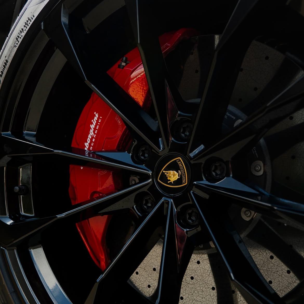 Lamborghini Urus S — wheel and carbon ceramic brake detail