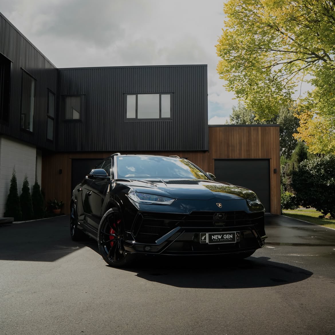 Lamborghini Urus S — front three-quarter